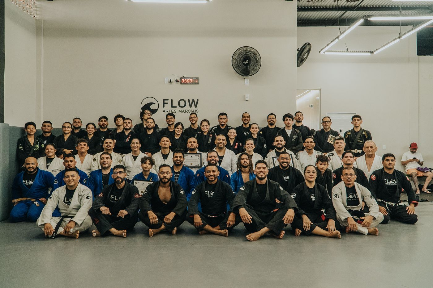 Equipe da Flow Artes Marciais reunida no tatame