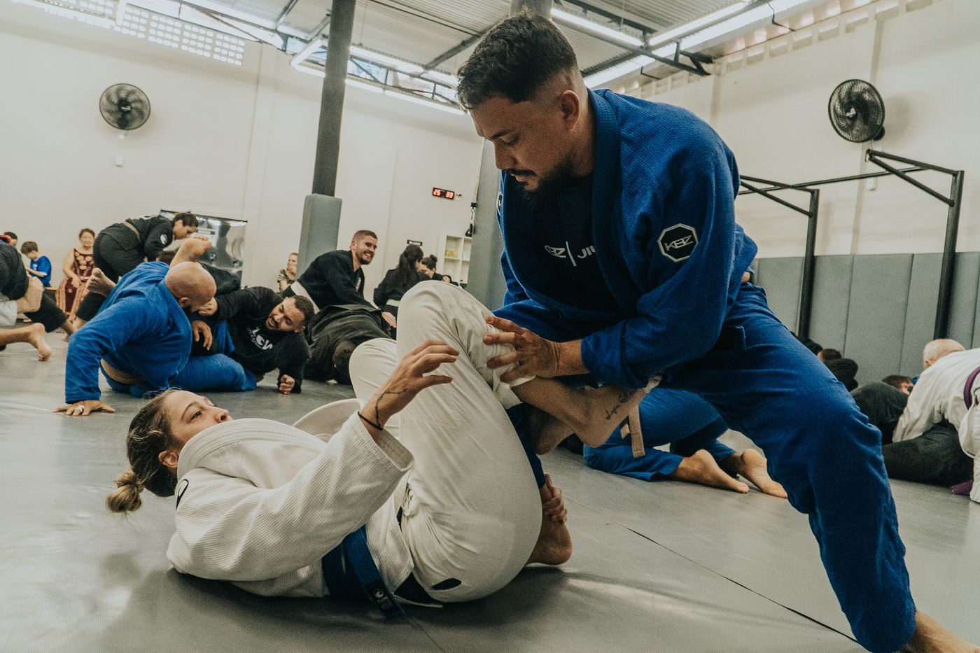 Turma de jiu-jitsu treinando no tatame da Flow