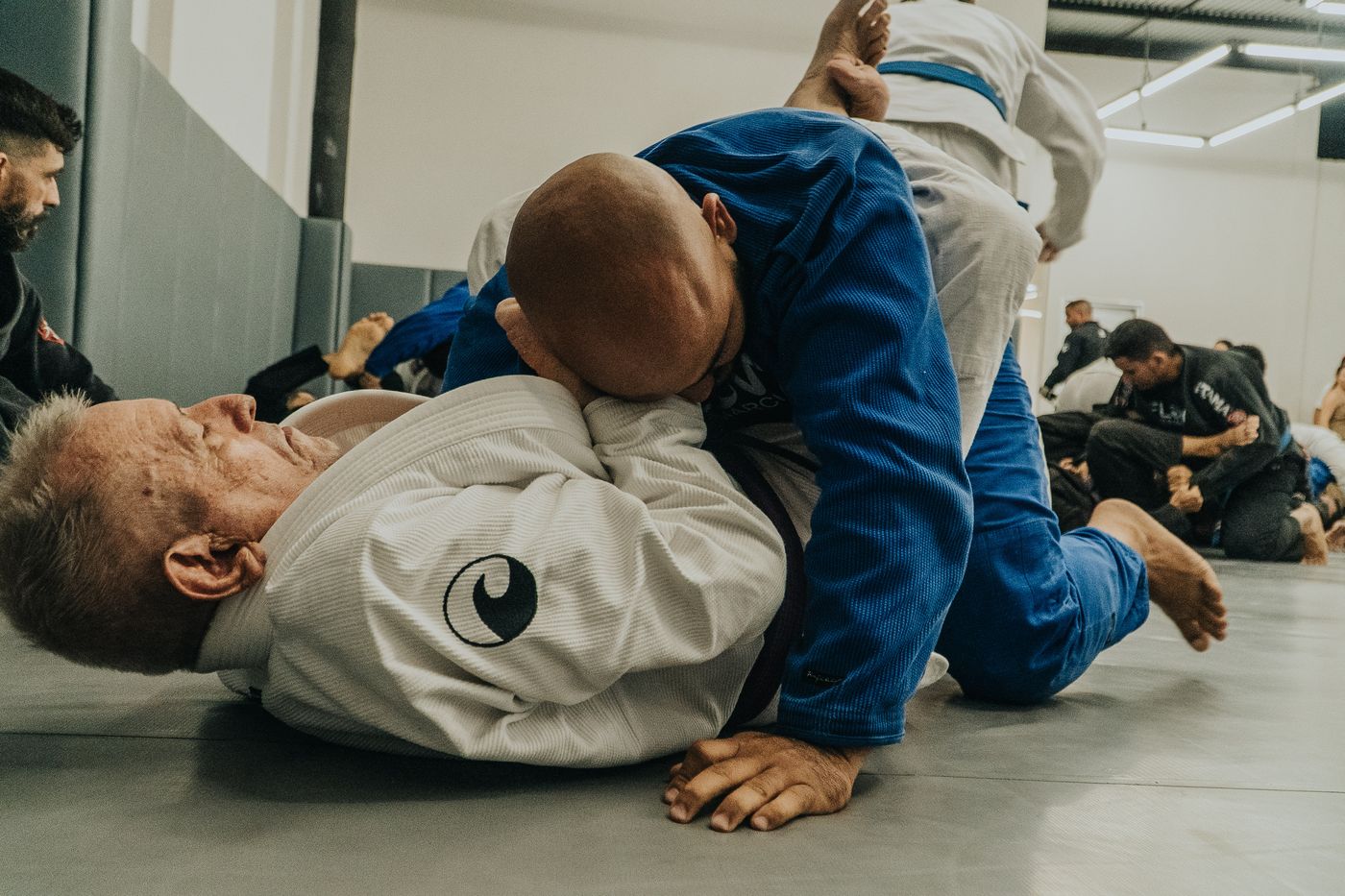 Alunos treinando Jiu-Jitsu na Flow Artes Marciais