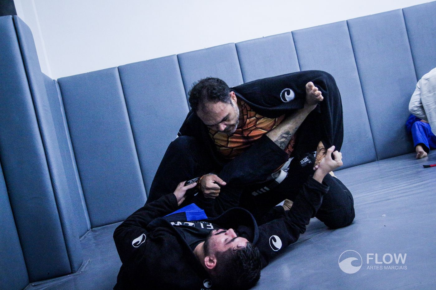 Dupla treinando jiu-jitsu no tatame da Flow