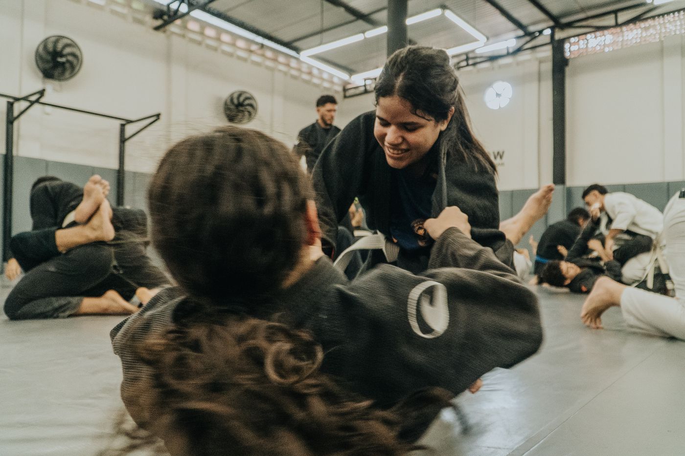 Duas alunas treinando na Turma Feminina de Jiu-Jitsu e Autodefesa