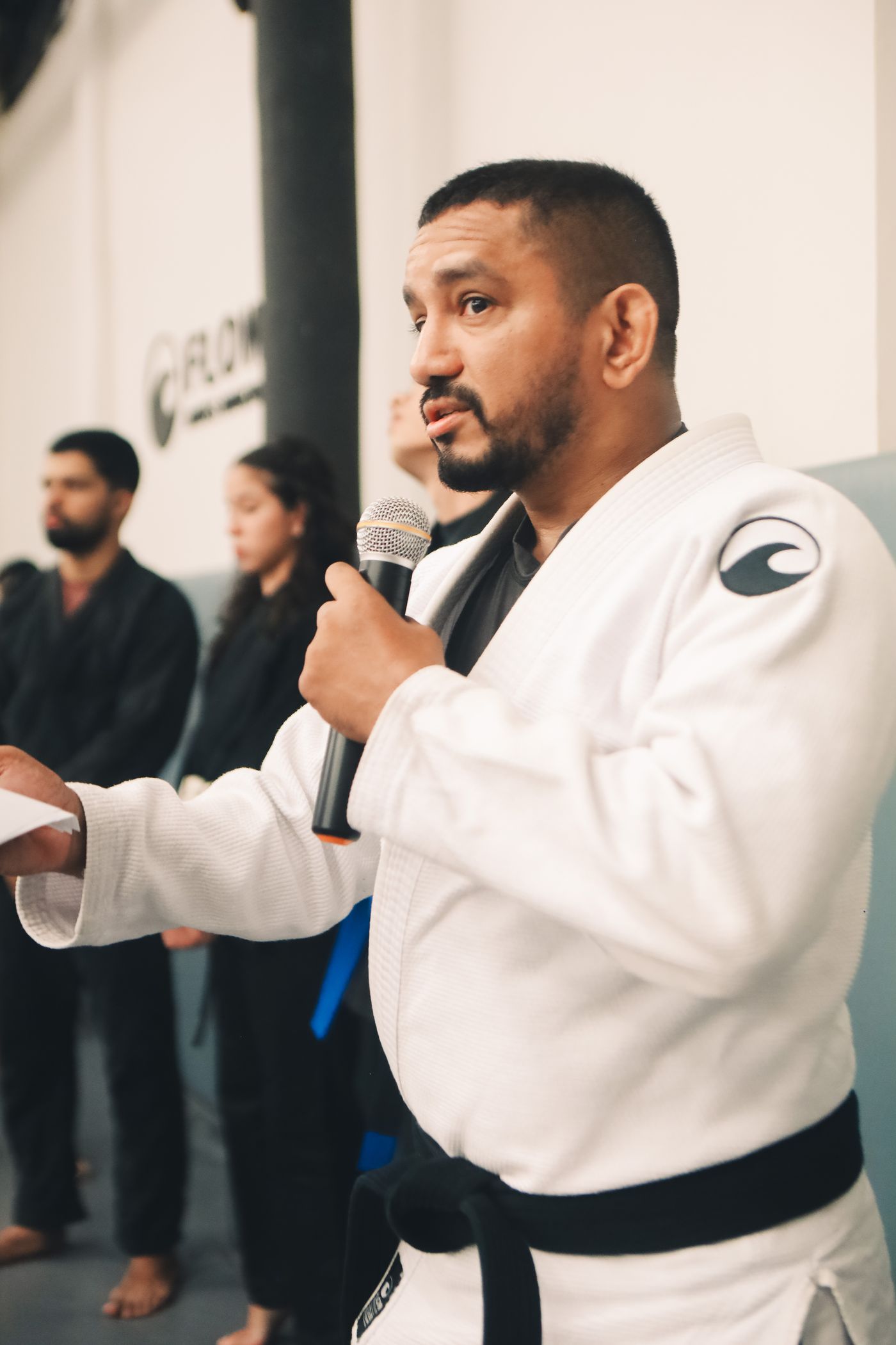 Professor Bergue Silva falando para a equipe da Flow