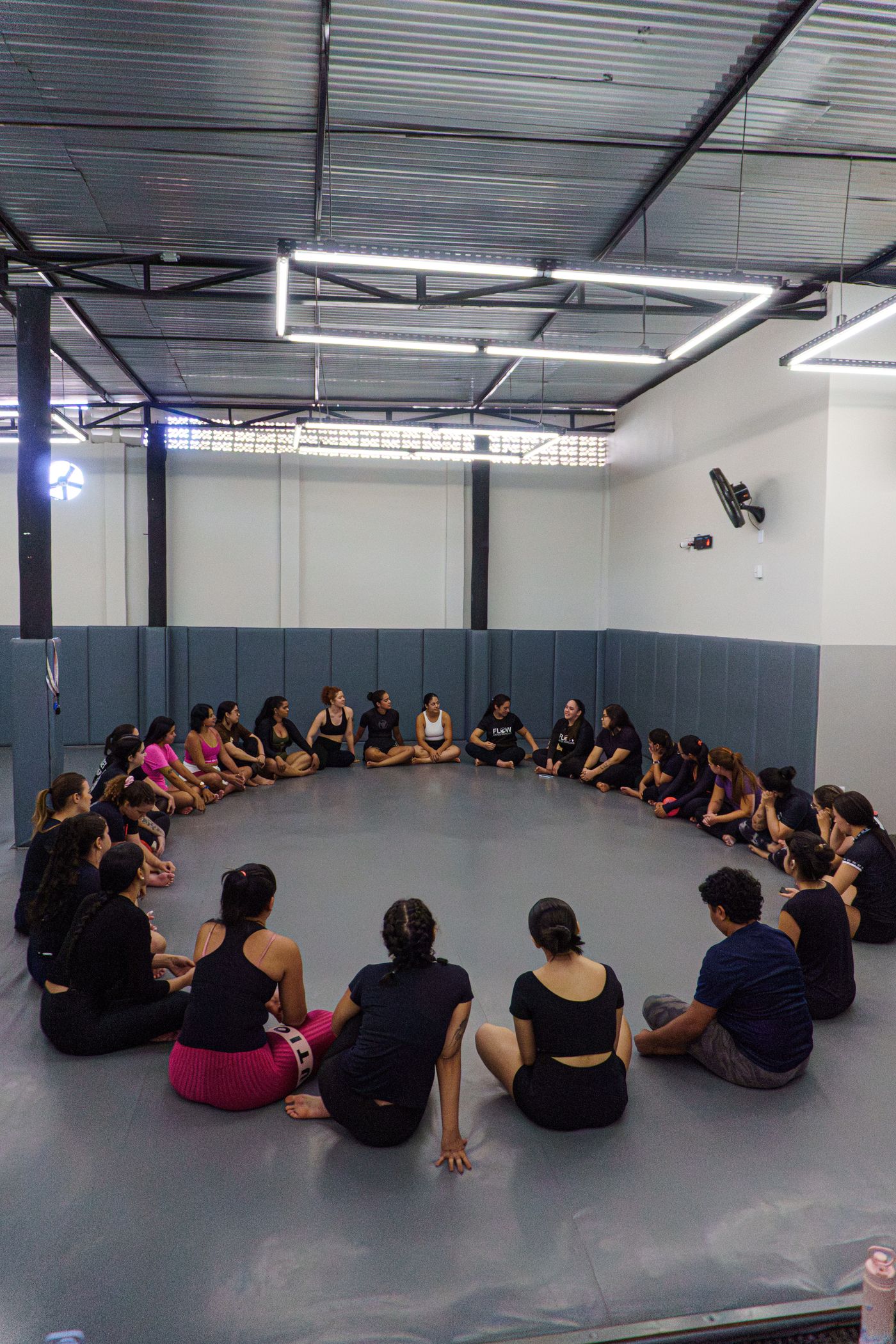 Alunos da Flow reunidos em roda no tatame